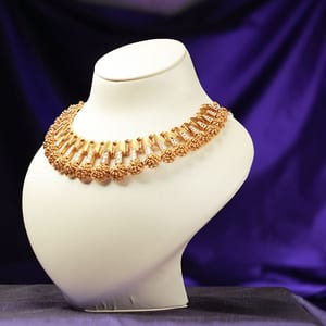 22K gold Kolkata choker with a fringe of leaf-shaped drops on a white bust